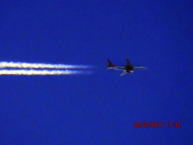 Embraer 175 (N243NN)