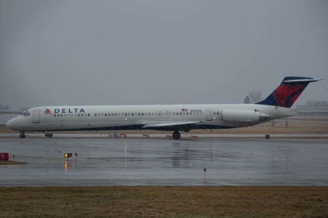 McDonnell Douglas MD-88 (N905DL) - Delta 1532 turns off of Runway 5 as one of the last MD88 flight to come into DSM. Soon after this pic was taken, the Atlanta service was suspended. Photo taken March 22, 2019 at 4:46 PM with Nikon D3200 at 116mm.