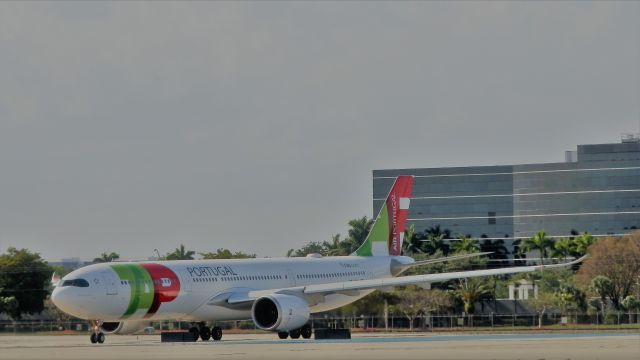 Airbus A330-900 (CS-TUO) - A TAP A330-900neo"New Engine Option"Very popular with airlines,"Who have had earlier versions"Departing for Lisbon(Lisboa){LPPT}