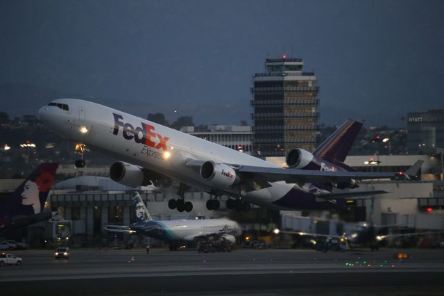 Boeing MD-11 (N585FE)