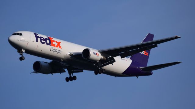 BOEING 767-300 (N298FE)