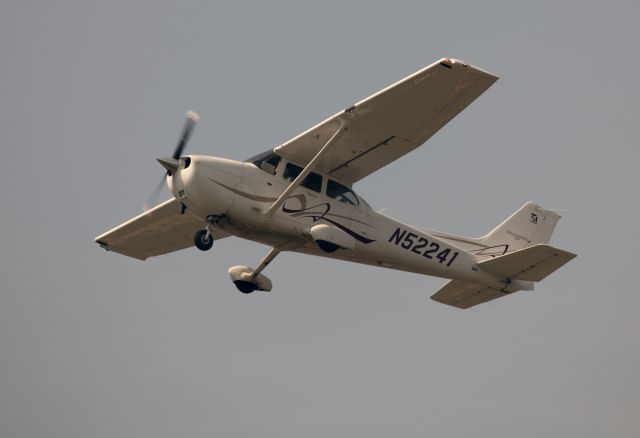 Cessna Skyhawk (N52241) - Take off RW11.