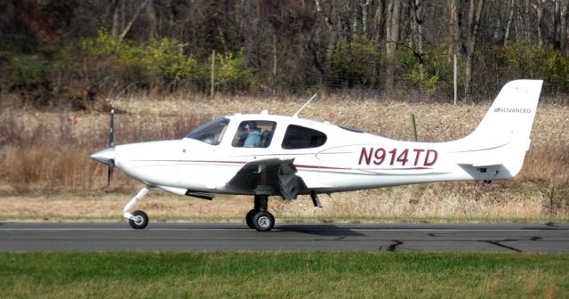 Cirrus SR-20 (N914TD) - On the active runway is this 2009 Cirrus SR20 in the Autumn of 2020.