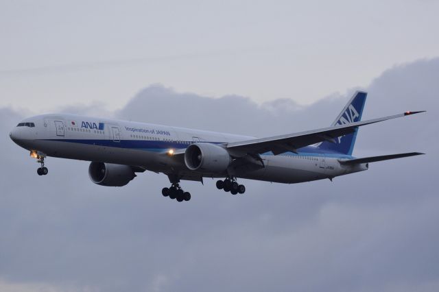 BOEING 777-300ER (JA785A)