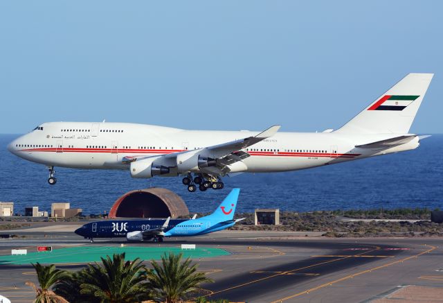 Boeing 747-400 (A6-COM)