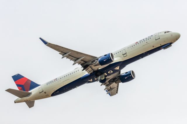 Airbus A321 (N335DN) - A Delta Airlines A321 taking off from PHX on 3/11/23. Taken with a Canon R7 and Canon 100-400 EF L II lens.