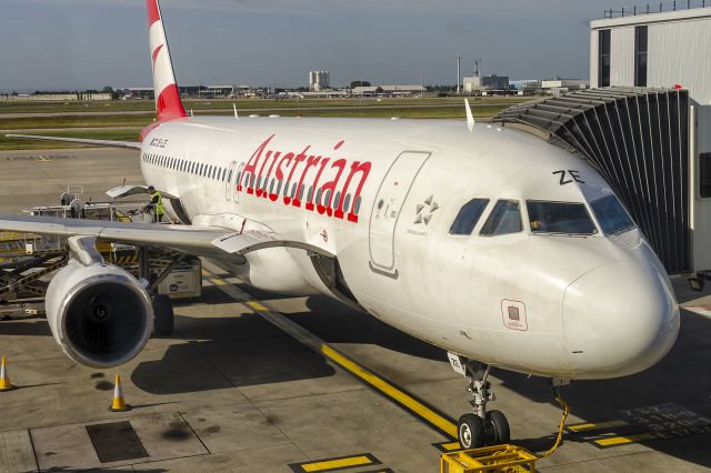 Airbus A320 (OE-LZE) - 12th June., 2022: Parked at the gate at Heathrow Terminal 2 shortly after arrival from Vienna as OS 451.