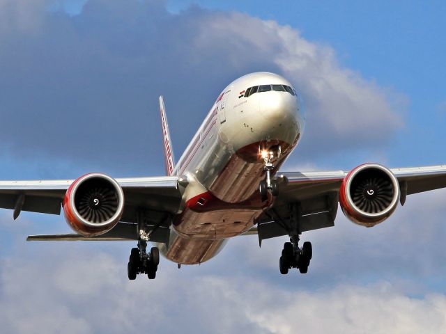 BOEING 777-300 (VT-ALN) - Landing runway 27L.