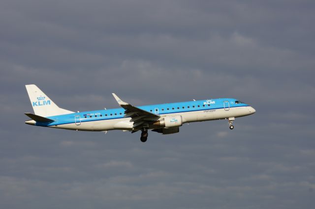Boeing 737-800 (PH-EZG) - Embraer ERJ190