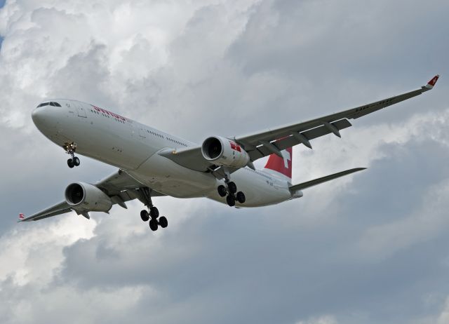 Airbus A330-300 (HB-JHF)