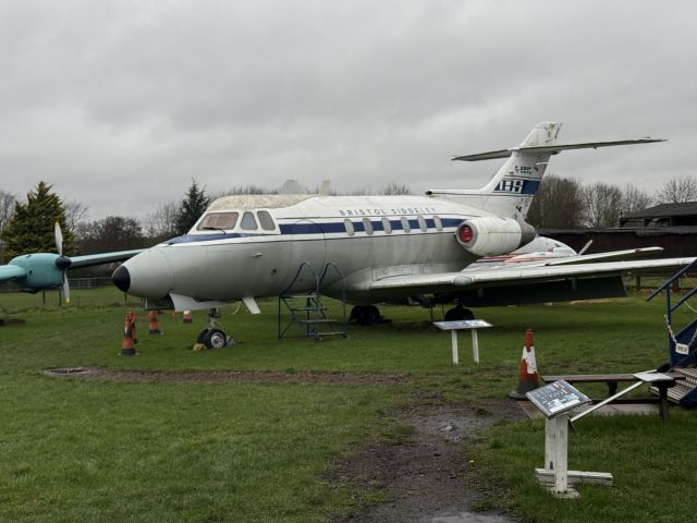 — — - De Havilland Aircraft Museum