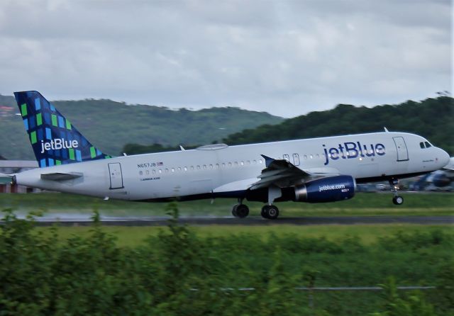 Airbus A320 (N657JB)