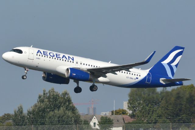 Airbus A320 (SX-DNA) - St. Magleby RWY22R