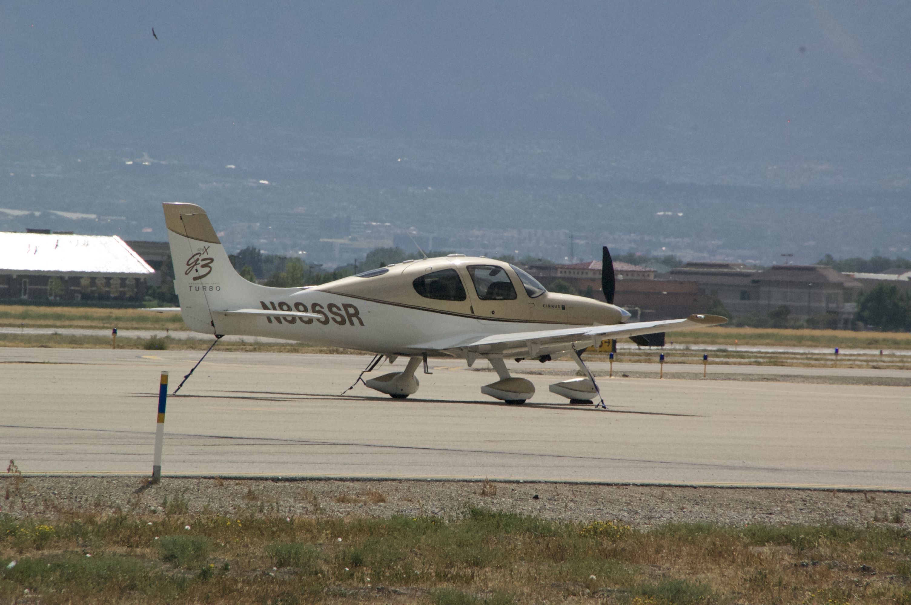 Cirrus SR-22 (N886SR) - A cirrus that came in with a really cool golden paint job.