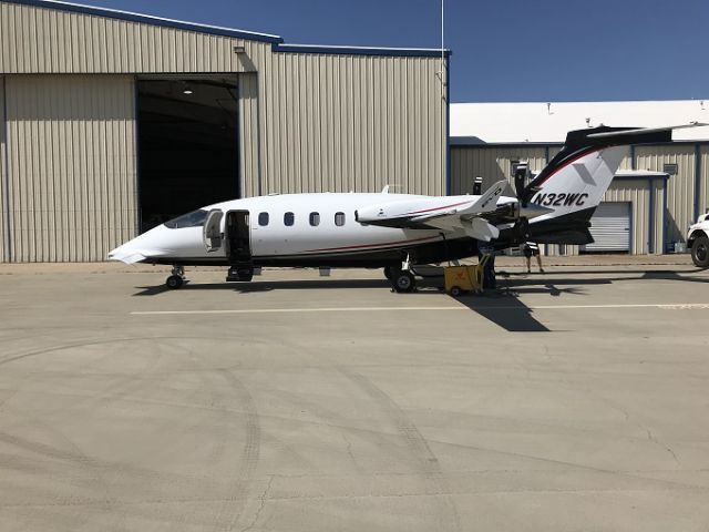 Beechcraft King Air 90 (N32WC)