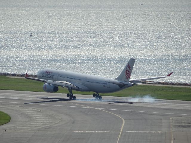 Airbus A330-300 (B-HLK)