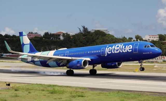 Airbus A321 (N985JT)
