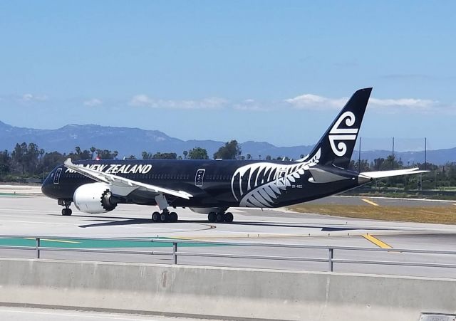 Boeing 787-9 Dreamliner (ZK-NZE) - Air New Zealand 787-9 Dream)Liner departing LAX  24L for ORD.