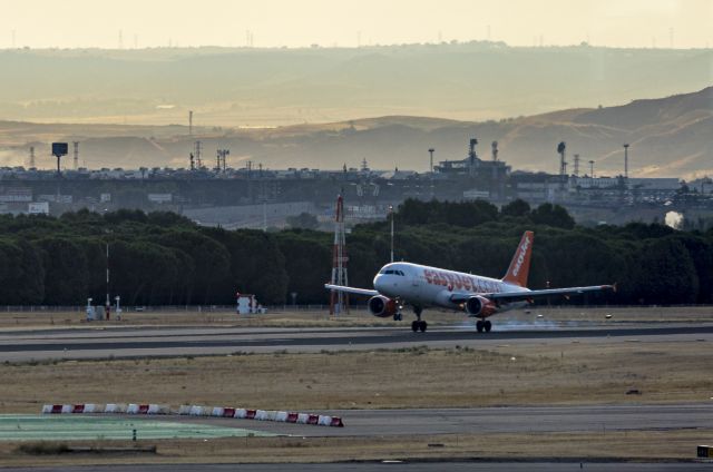 Airbus A320 (G-EZTR)