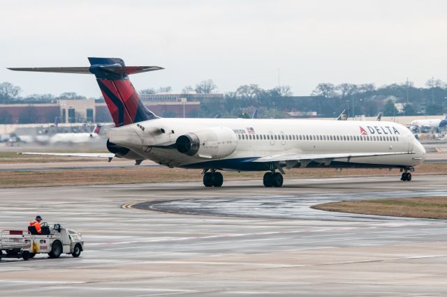 McDonnell Douglas MD-90 (N951DN) - Concourse A Gate 31