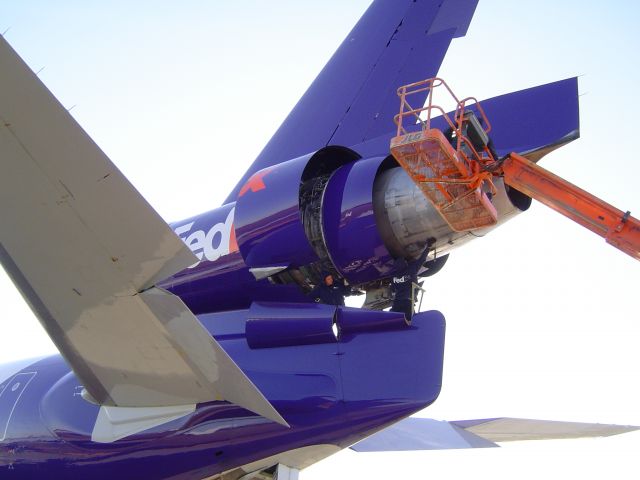 Boeing MD-11 (N525FE) - FEDEX MAINTENANCE TECHS WORK #2