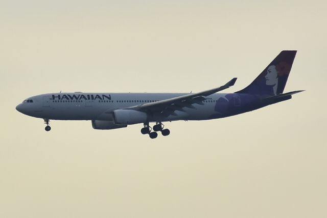 Airbus A330-200 (N380HA)