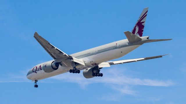 BOEING 777-300 (A7-BED) - On final for runway 4R from Dohabr /Taken at Castle Island