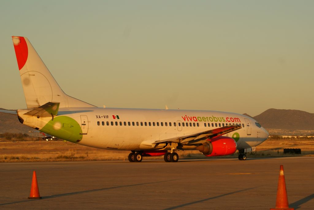 BOEING 737-300 (XA-VIF)