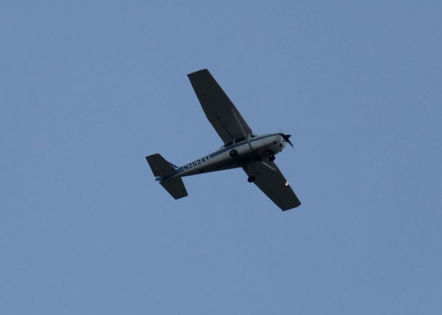 Cessna Skyhawk (N2524Y)