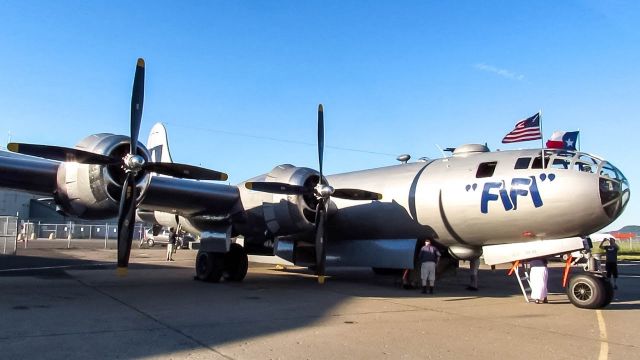 Learjet 35 (N259B) - Boeing B-29 Superforteress FiFi N259B 1944 WWII Commemorative Air Force (CAF) à laéroport de Montréal St-Hubert CYHU QC, 20-07-2018