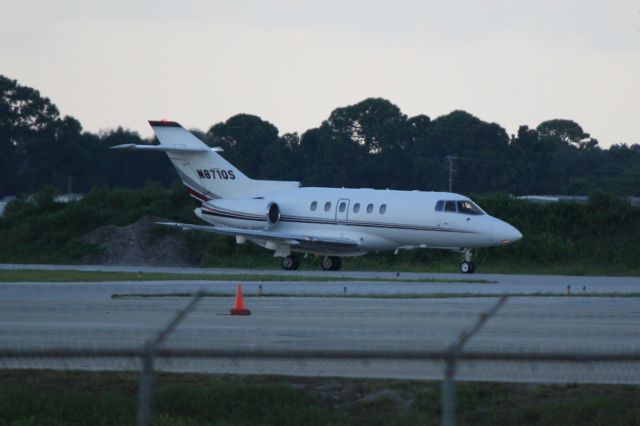 Hawker 800 (N871QS) - Execjet Flight 871 (N871QS) arrives at Sarasota-Bradenton International Airport following a flight from Jacksonville International Airport