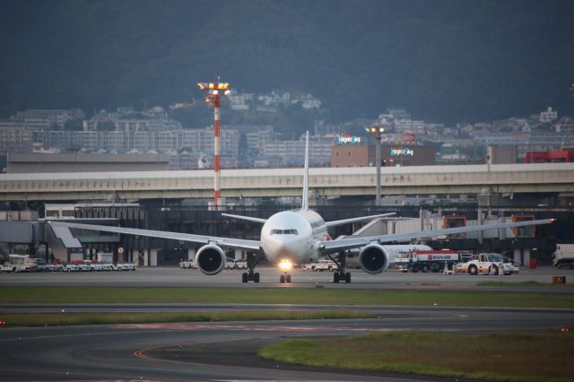 Boeing 777-200 (JA8985)