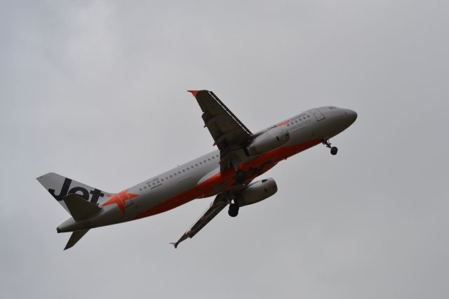 Airbus A320 (VH-VQO) - I tilted the camera.