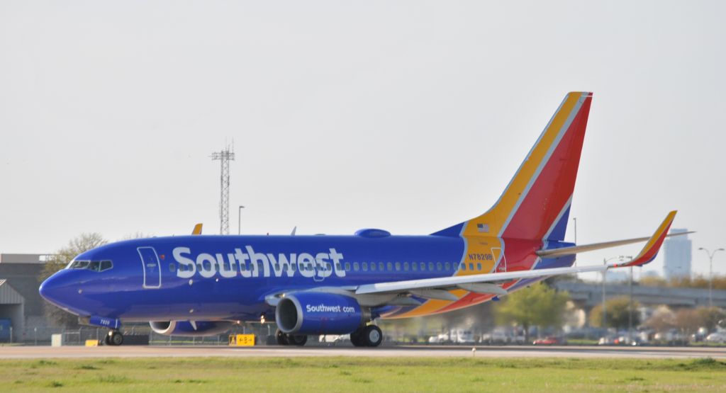 Boeing 737-700 (N7829B)