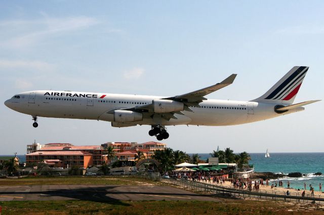 Airbus A340-300 (F-GLZJ)