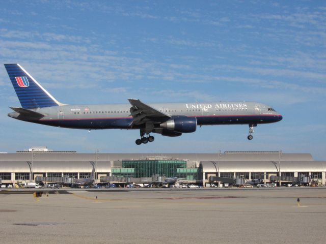 Boeing 757-200 (N587UA) - Landing on RWY 19R