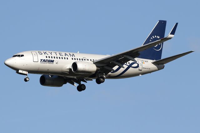 Boeing 737-700 (YR-BGF)