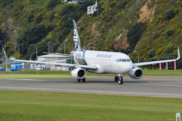 Airbus A320 (ZK-OXH)