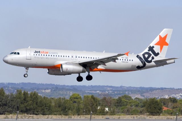 Airbus A320 (VH-JQG) - About to put down on runway 05. Friday, 19th April 2013.