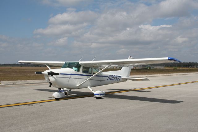 Cessna Skyhawk (N20521) - Front-left