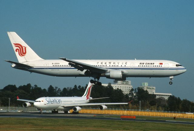 BOEING 767-300 (B-2559) - Short Final at Narita Intl Airport Rwy16R on 2002/10/28