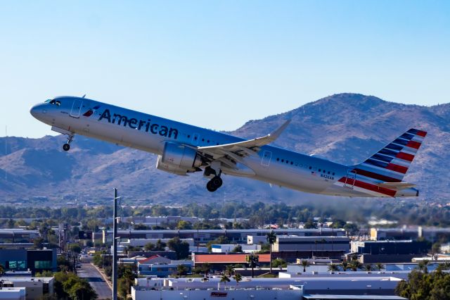 Airbus A321neo (N426AN) - American Airlines A321 neo taking off from PHX on 10/29/22. Taken with a Canon 850D and Tamron 70-200 G2 lens.