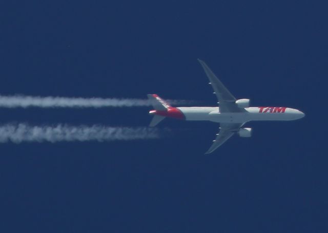 BOEING 777-300ER (PT-MUC) - LIAISON SAO PAULO - FRANKEFORT 36 000 FT AU DESSUS COTE VENDEE LE 7-03-2014