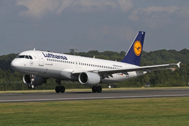 Airbus A320 (D-AIZM) - DLH2501 off to Munich, D-AIZM a fairly regular visitor to Manchester.  Its almost strange to see an A320 without sharklets but the original winglets these days.