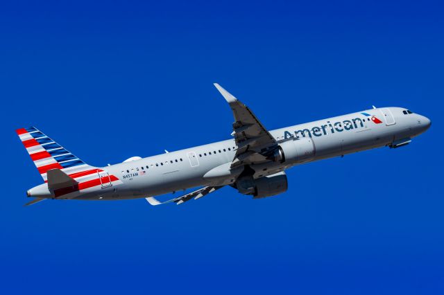 Airbus A321neo (N457AM) - An American Airlines A321 neo taking off from PHX on 2/10/23 during the Super Bowl rush. Taken with a Canon R7 and Canon EF 100-400 II L lens.