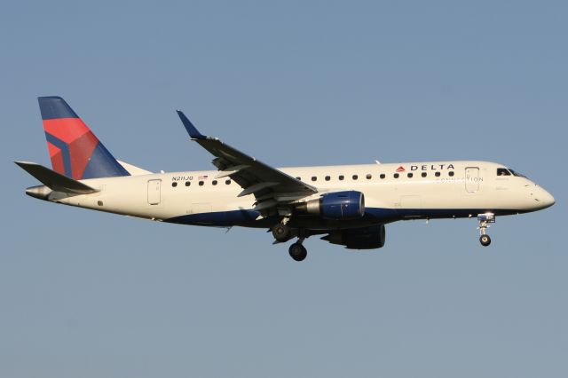Embraer 175 (N211JQ) - August 29, 2010 - on final to Washington Reagan