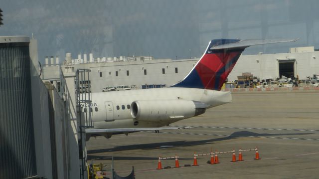 McDonnell Douglas MD-88 (N927DA) - Departing to Philadelphiabr /Del to DAL in 1988.br /Crashed in LGA 