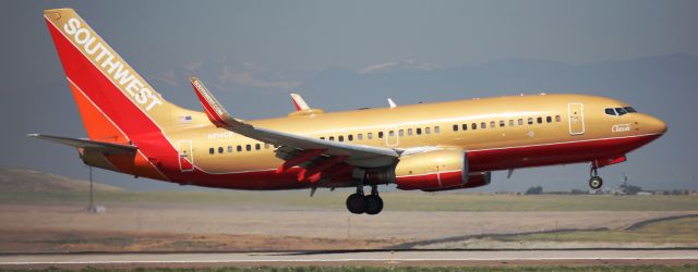 Boeing 737-700 (N714CB) - Arrival 34R.