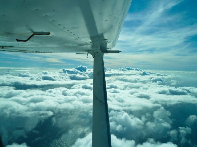 Cessna Skyhawk (N525CL) - 6500 ft between Guadeloupe and Saint-Martin...