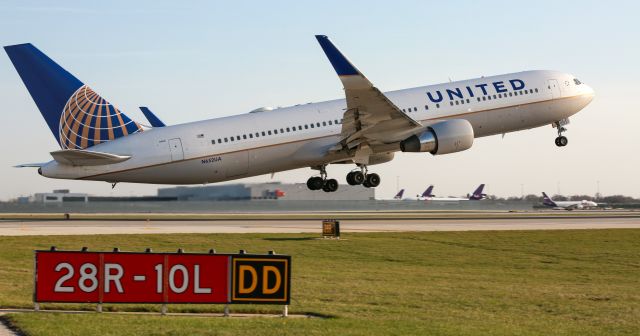 BOEING 767-300 (N652UA)